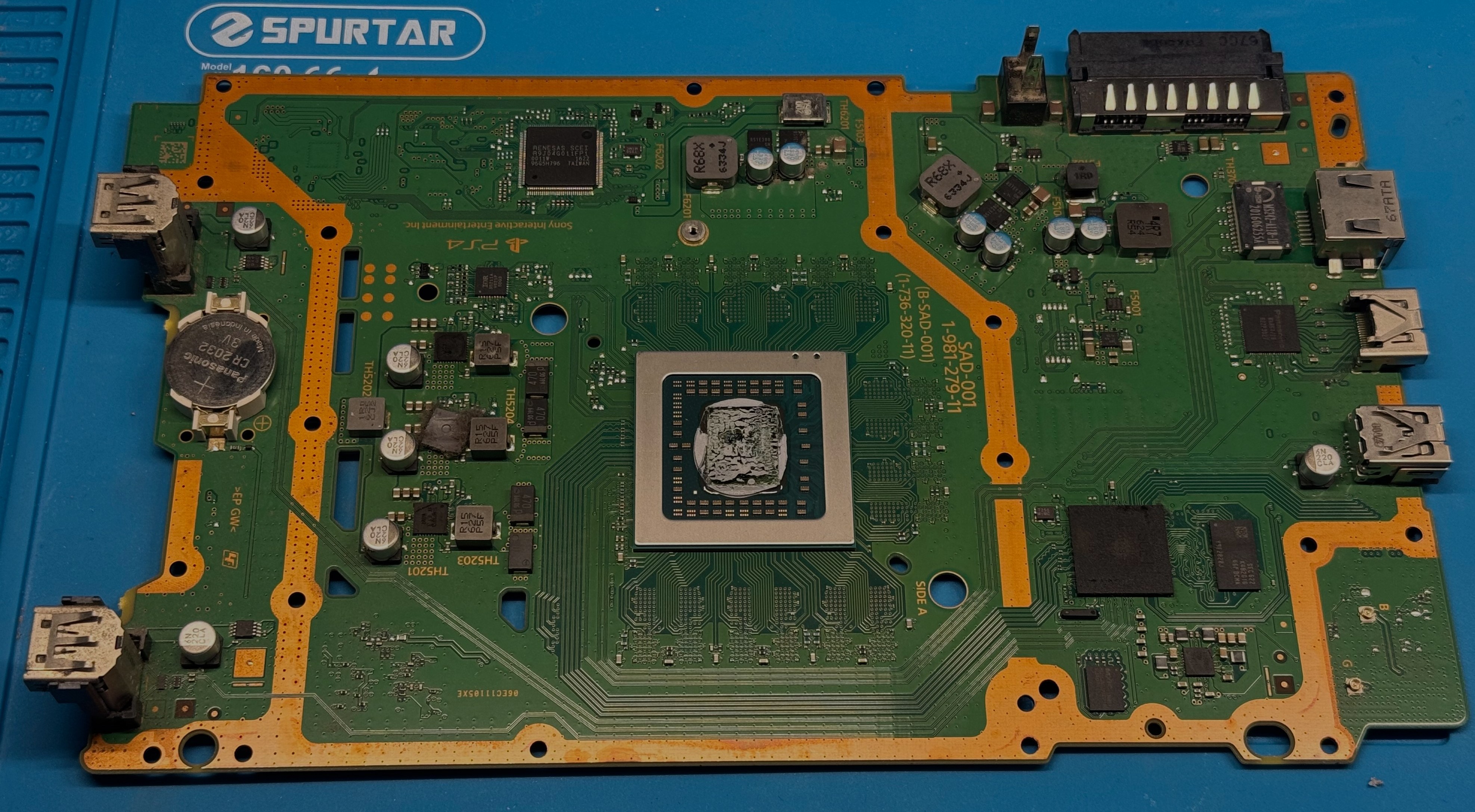 Scheda madre della PS4 Slim durante la diagnosi