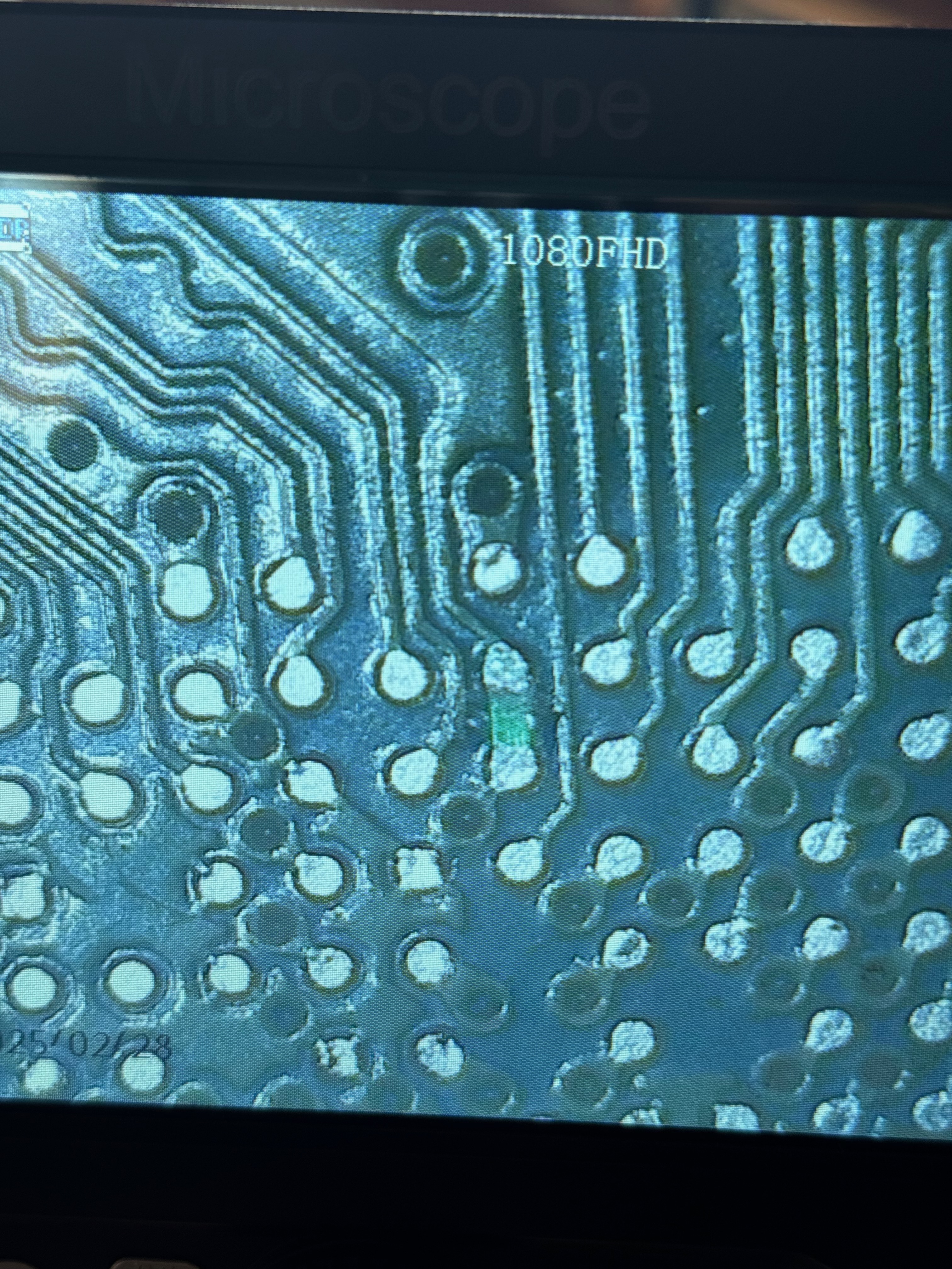 Controllo al microscopio della zona del southbridge PS5 prima del rework