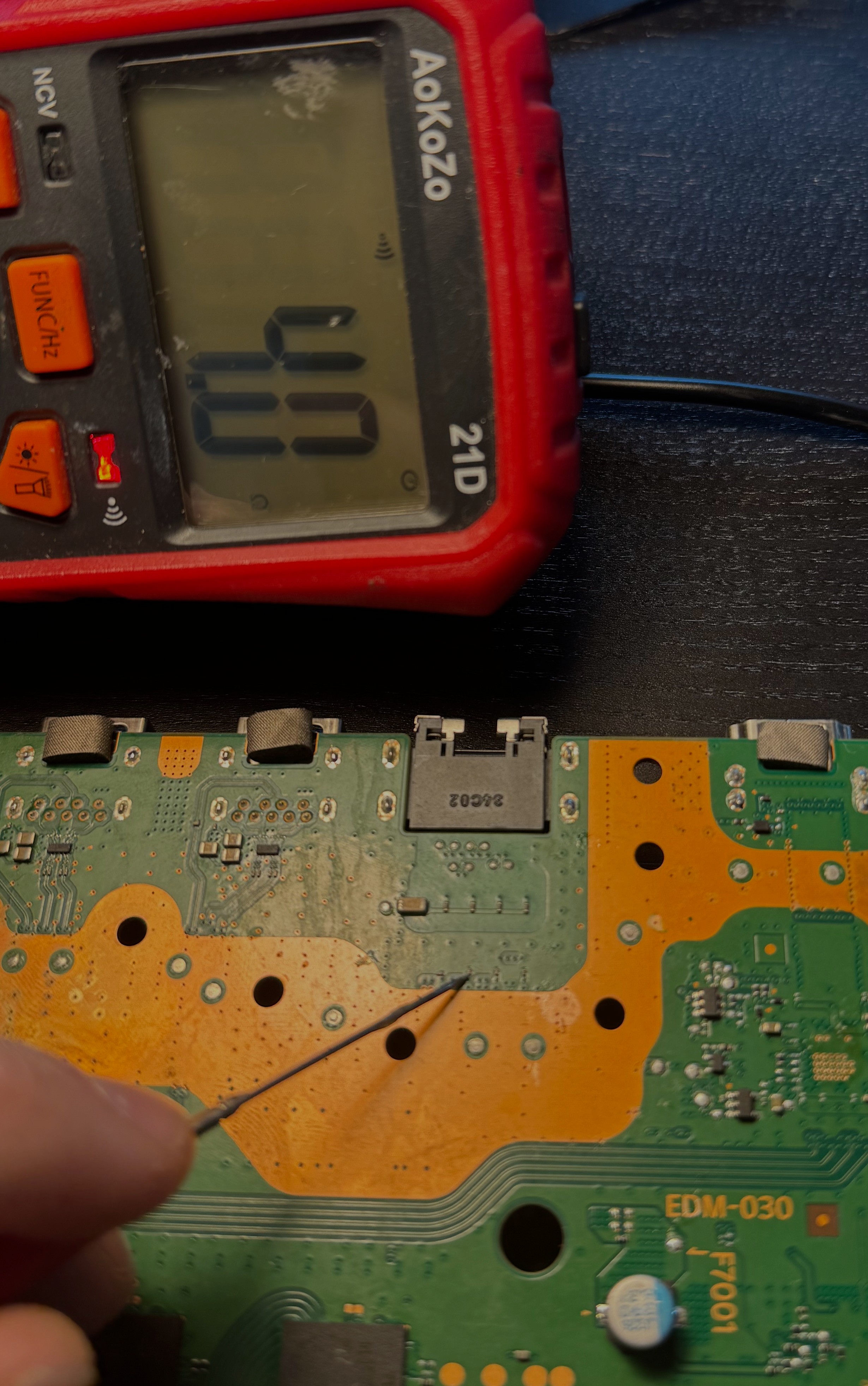 Controllo sul retro della zona Ethernet della PS5
